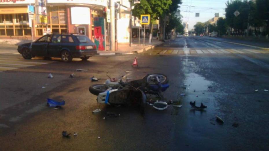 В Воронеже водитель скутера попал в больницу после столкновения с Audi 80