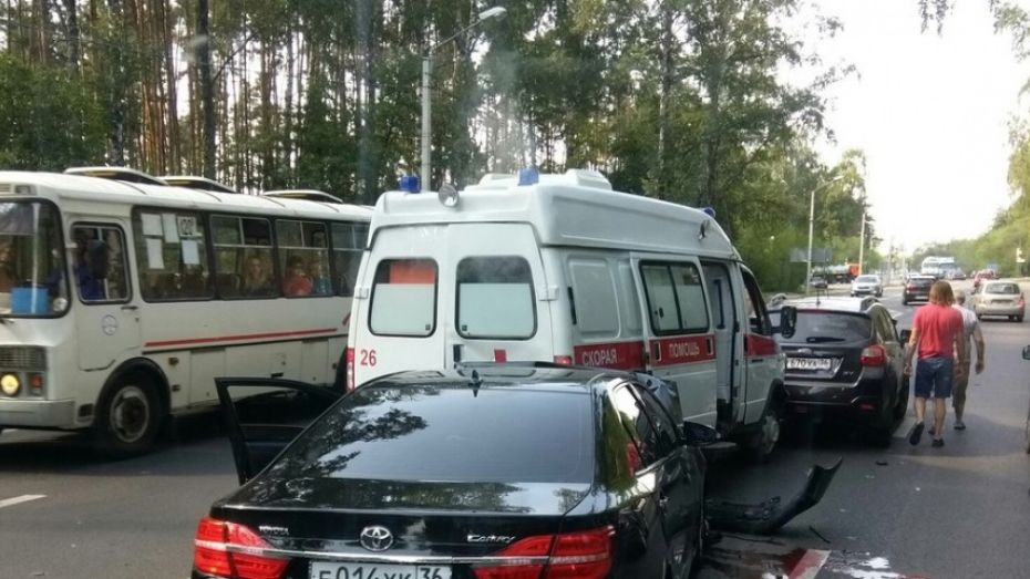 В Воронеже столкнулись «скорая» и 3 иномарки: пострадали водитель Toyota Camry и фельдшер