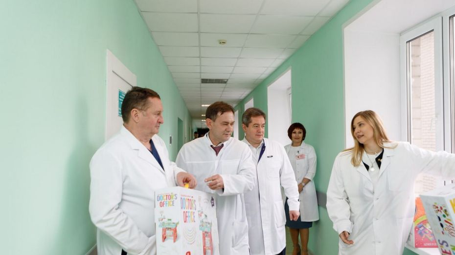 Председатель Воронежской облдумы передал игрушки маленьким пациентам кардиоцентра