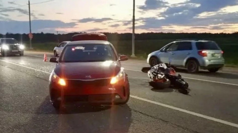 На трассе под Воронежем столкнулись KIA и мотоциклист: погиб мужчина