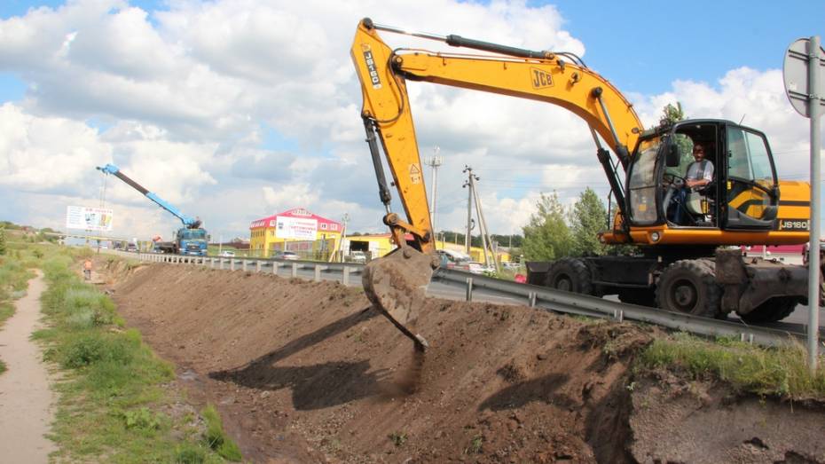В Новоусманском районе дорожники начали реконструкцию водоотводной траншеи вдоль трассы Р-193