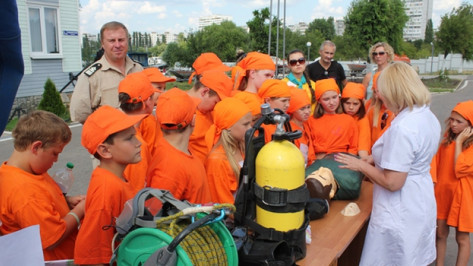 В Воронеже сотрудники ГИМС учили детей спасать утопающих