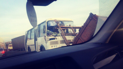 Пассажирский автобус врезался в трактор на трассе под Воронежем