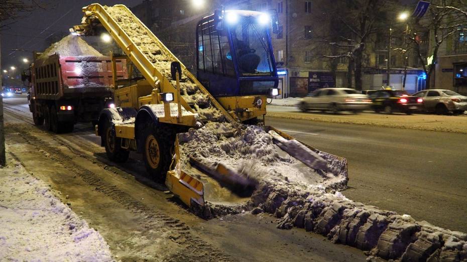Коммунальщики вывезли 7,4 тыс кубометров снега с воронежских дорог в ночь на 5 марта