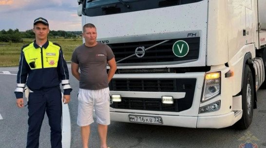 Воронежские полицейские пришли на помощь водителю фуры с пробитым колесом