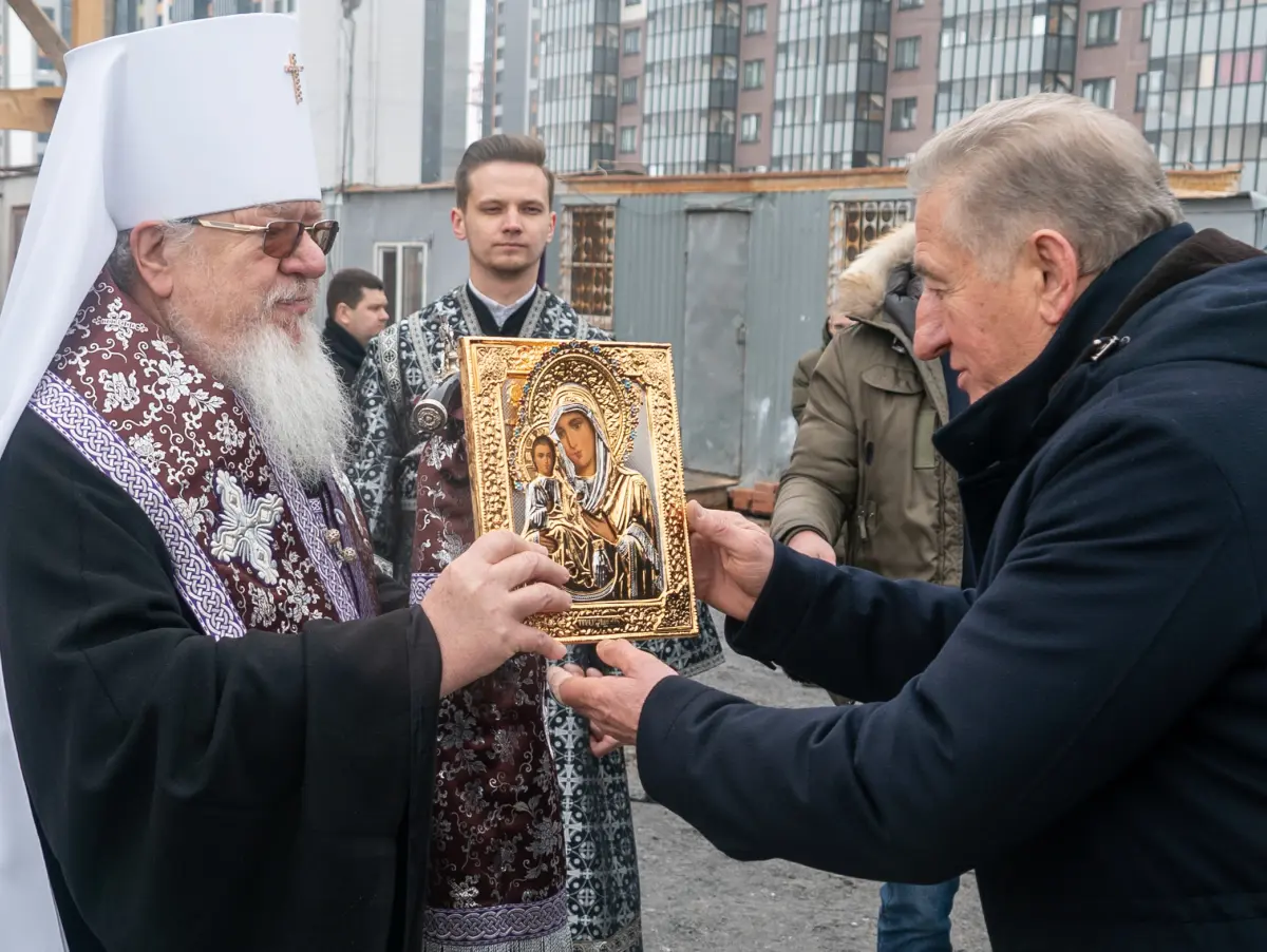 Сенатор Сергей Лукин посетил строящийся храм в воронежском микрорайоне  Шилово