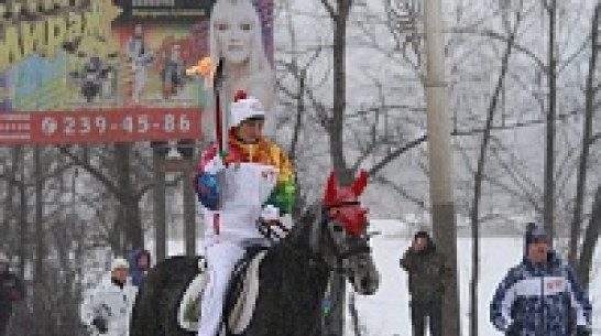 Олимпийский огонь в Воронеже провезли на тройке рысаков через Вогрэсовский мост