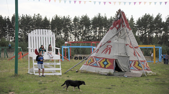 Под Воронежем молодые архитекторы построили вулкан и деревянные огурцы