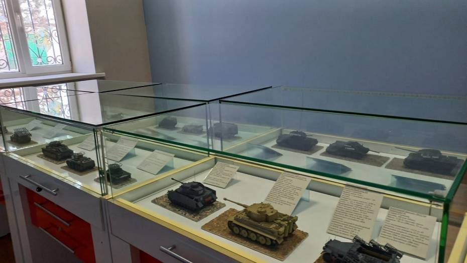 Выставка моделей военной техники открылась в Россоши