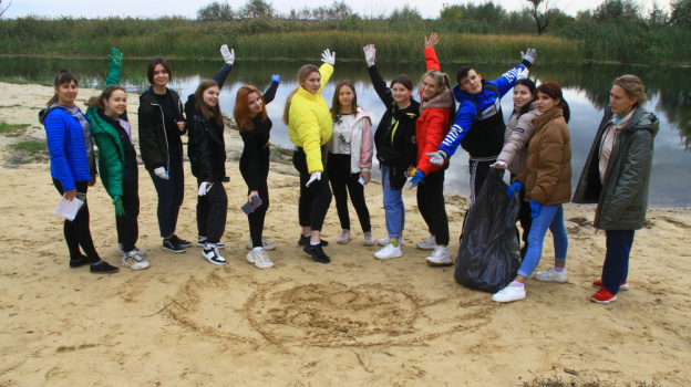Бобровские студенты собрали на берегу реки Битюг 50 мешков мусора