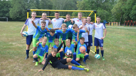 Активисты павловского села Воронцовка получили форму и инвентарь для занятий футболом