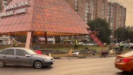 Nexia протаранила опорную стену пирамиды у памятника Славы в Воронеже