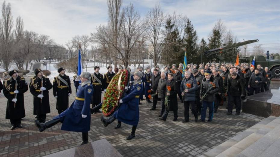 В Воронеже в День защитника Отечества возложили венки к стеле «Город воинской славы»