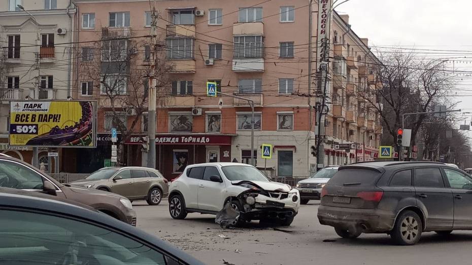 Авария спровоцировала пробку в центре Воронежа