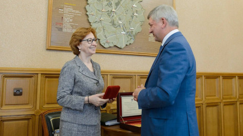 Губернатор Александр Гусев поздравил с юбилеем почетного гражданина Воронежской области Татьяну Гордееву