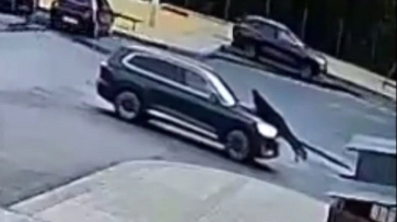 Неадекватный водитель устроил дебош и прокатил человека на капоте: видео из Воронежа