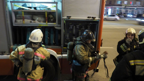 Из воронежской 9-этажки эвакуировали 35 человек из-за пожара