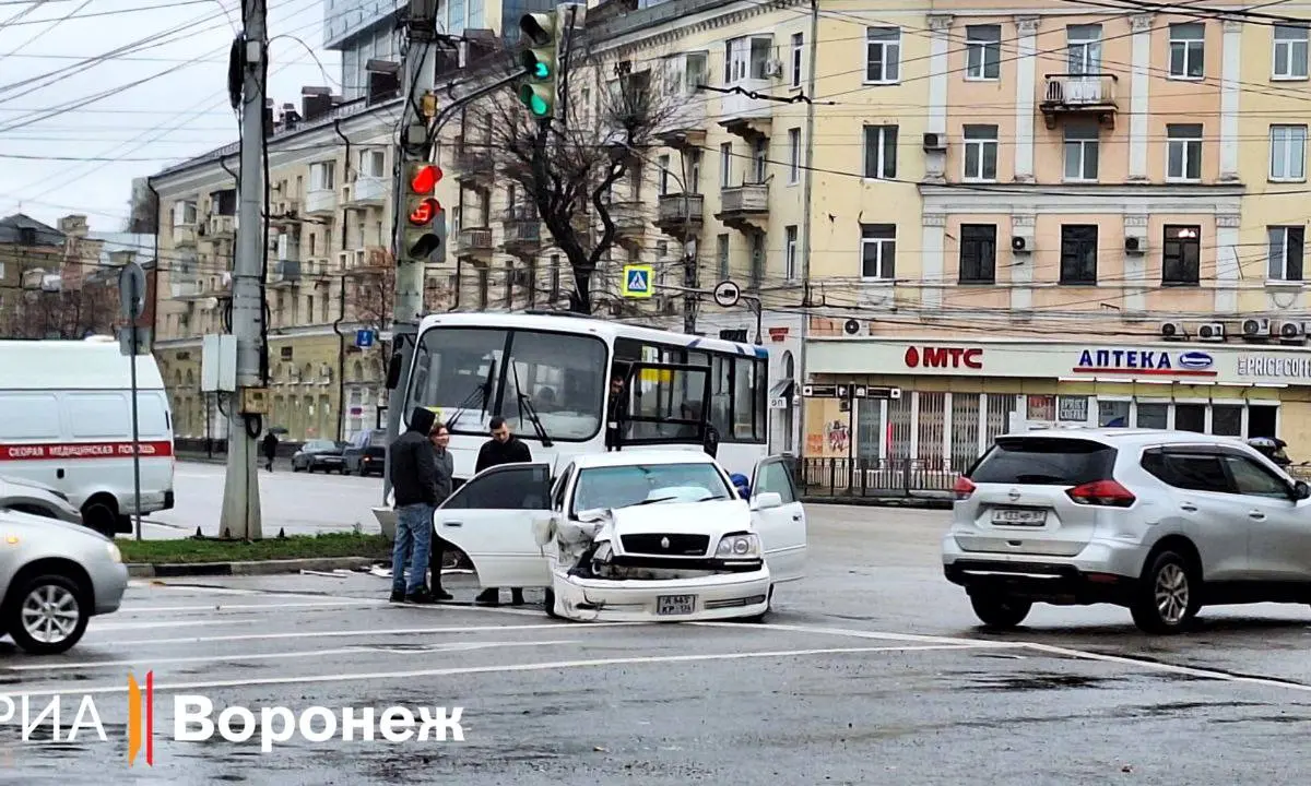 Четыре человека попали в больницу после ДТП с автобусом на Кольцовской в  Воронеже