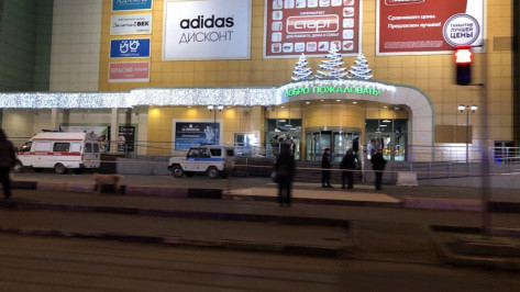 Эвакуация посетителей торгового центра в Воронеже попала на видео