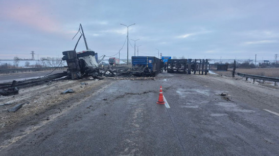 Стали известны подробности ДТП, из-за которого 9 февраля перекрывали трассу М-4 «Дон» в Воронежской области