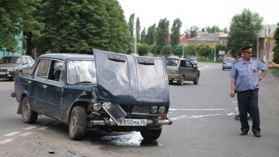 В Острогожске столкнулись два легковых автомобиля