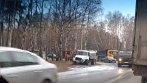 В Воронеже молоковоз столкнулся с джипом Land Cruiser