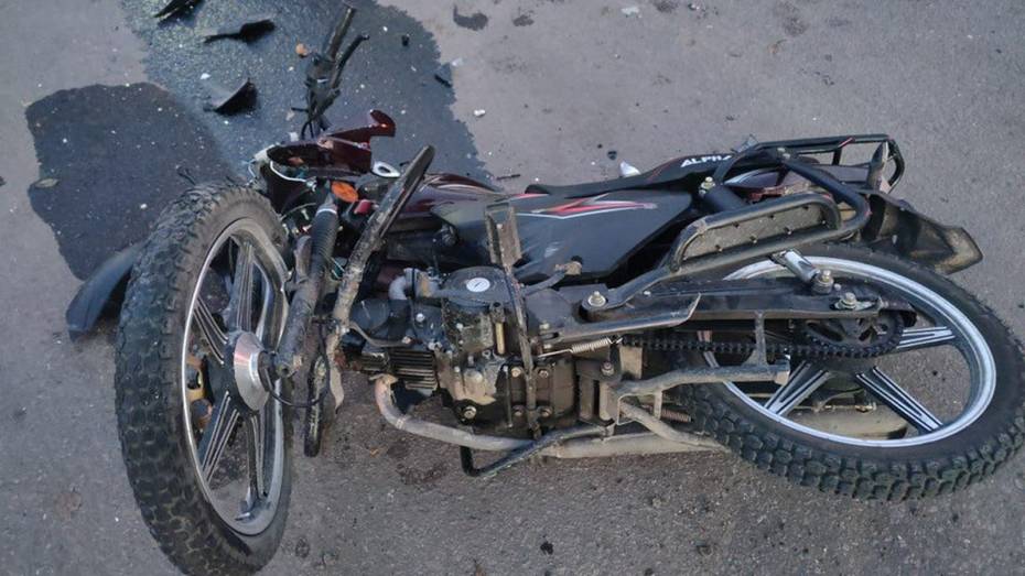 В Воронежской области «Лада Приора» столкнулась с мопедом: пострадали подростки