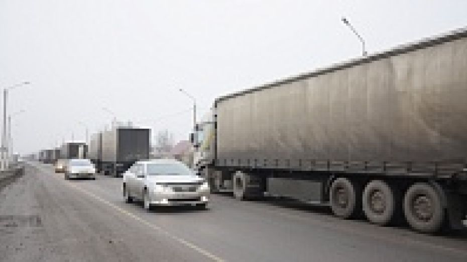 В Воронежской области водители фур устроили многокилометровую пробку на трассе
