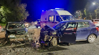 Двое малолетних детей пострадали в столкновении легковушек в Воронеже