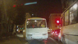 В Воронеже проехавшая на «красный» маршрутка попала на видео