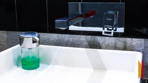 В Воронеже у остановки «Нижняя» прорвало трубопровод