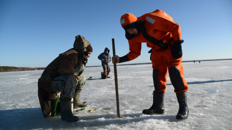 Риск для жизни: в Воронеже спасатели измерили толщину льда на водохранилище
