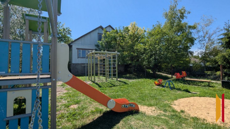 В лискинском хуторе Дивногорье заменили детскую игровую площадку