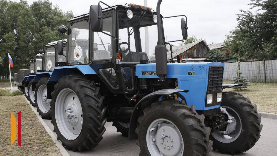 В Воронежской области рабочий упал с борта трактора и получил тяжелые травмы