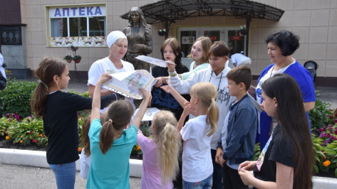 Воронежские дети сделали ромашки к 8 июля и передали их в медучреждения