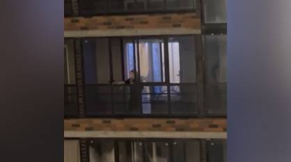 В Воронеже в ЖК «Дубль два» девушки из окон многоэтажки стреляли по машинам: видео