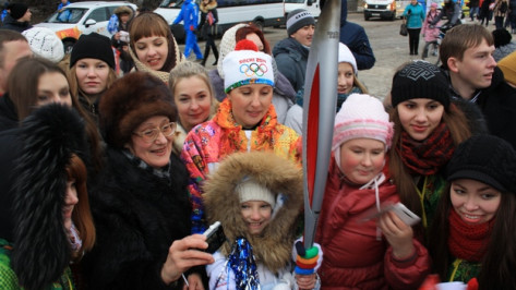 Олимпийский огонь прибыл на Адмиралтейскую площадь в Воронеже с опозданием