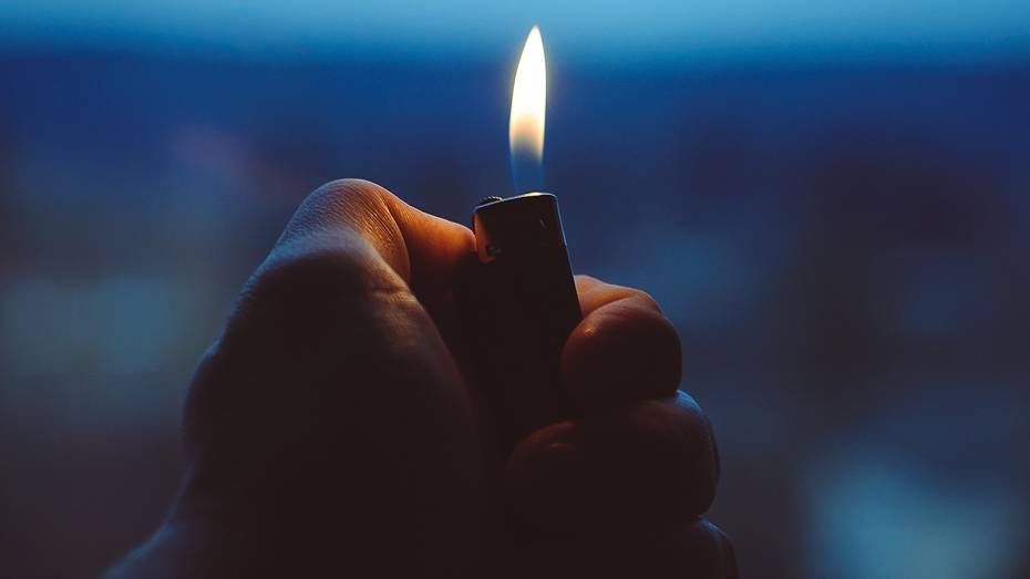 Ночной дебош с последствиями: жительница Нововоронежа после конфликта с полицией подожгла 2 автомобиля