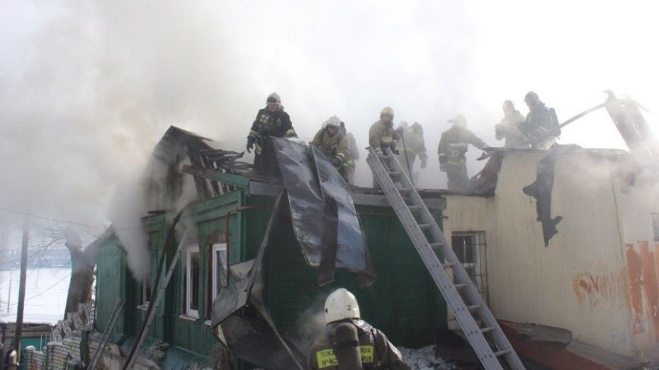 Загоревшийся частный дом в центре Воронежа тушили 30 пожарных