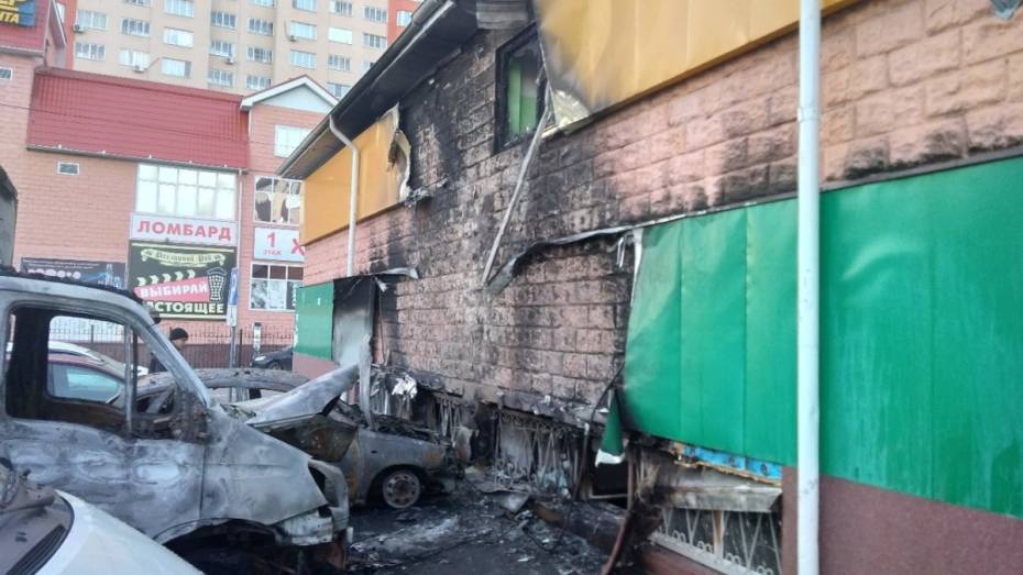 В Воронеже ночью сгорели 4 машины, припаркованные у магазина