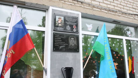 В селе Трехстенки на школе установили памятную доску выпускнику – участнику СВО