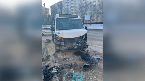 В Воронеже Nissan Qashqai врезался в маршрутку с пассажирами
