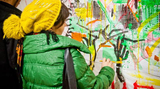 На выставке молодых художников посетители перекрасили «Град» и «Галерею Чижова» 