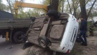 В Воронеже женщина и подросток пострадали в перевернувшейся «Ладе»