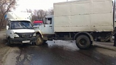 Полицейские разбираются в обстоятельствах ДТП с шестью автомобилями в Воронеже