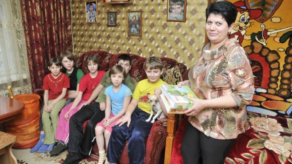 В Воронежской области увеличат выплаты приемным родителям, опекунам и патронарным семьям