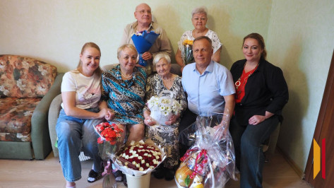 «Ее любит вся родня»: в Воронеже вековой юбилей отметила Александра Агапова