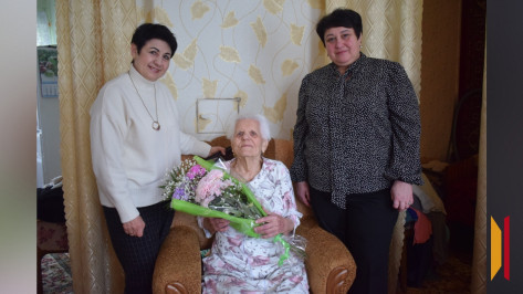 «Мечтаю вставить в глаза хрусталики и вновь увидеть мир». Жительница воронежского поселка Зоя Данишевская отметила столетний юбилей