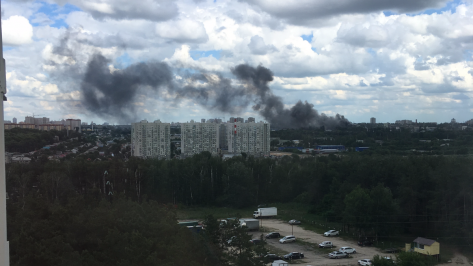В Воронеже на улице Дорожная загорелся ангар с автомобилями
