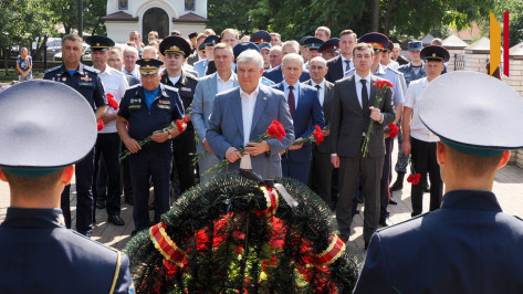Губернатор Воронежской области Александр Гусев почтил память погибших в Первой мировой войне земляков